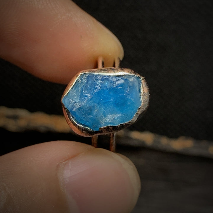 Anello regolabile Olivenorma con dodici pietre portafortuna in pietra grezza irregolare naturale 