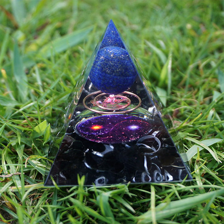 Sfera di lapislazzuli Olivenorma con piramide di orgone di ossidiana