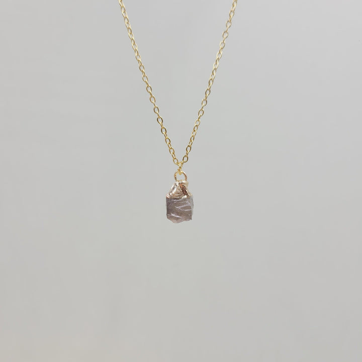 Collana con pietra preziosa grezza di cristallo irregolare Olivenorma 