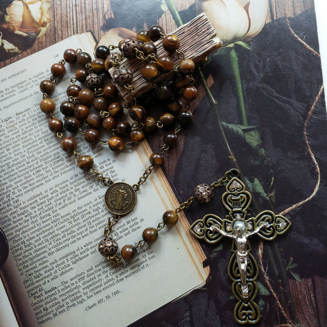 Collana rosario con ciondolo a croce in occhio di tigre di grado A di Olivenorma