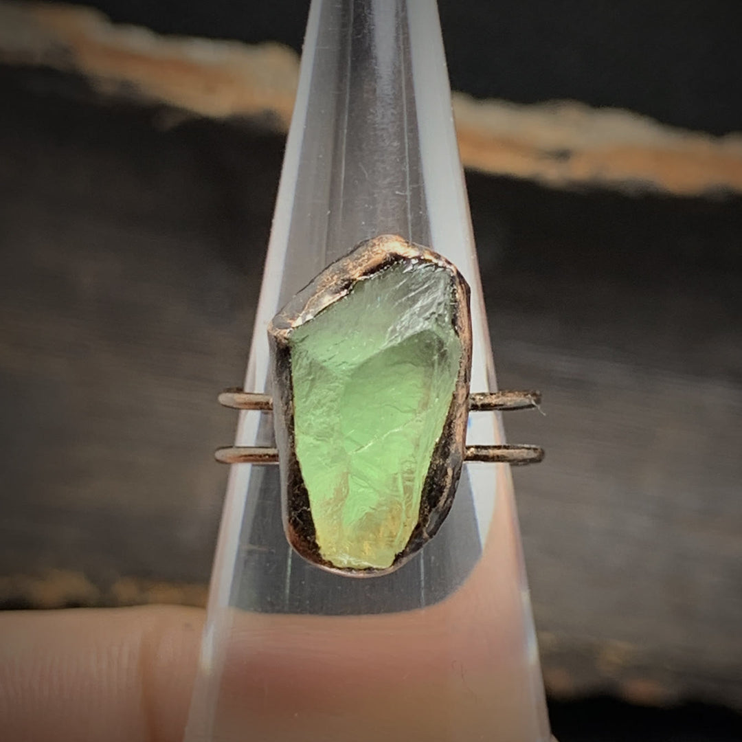 Anello regolabile Olivenorma con dodici pietre portafortuna in pietra grezza irregolare naturale 