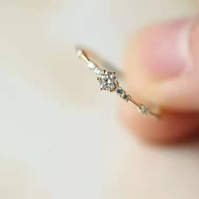 Anello di fidanzamento minimalista in oro con pietra preziosa Olivenorma 