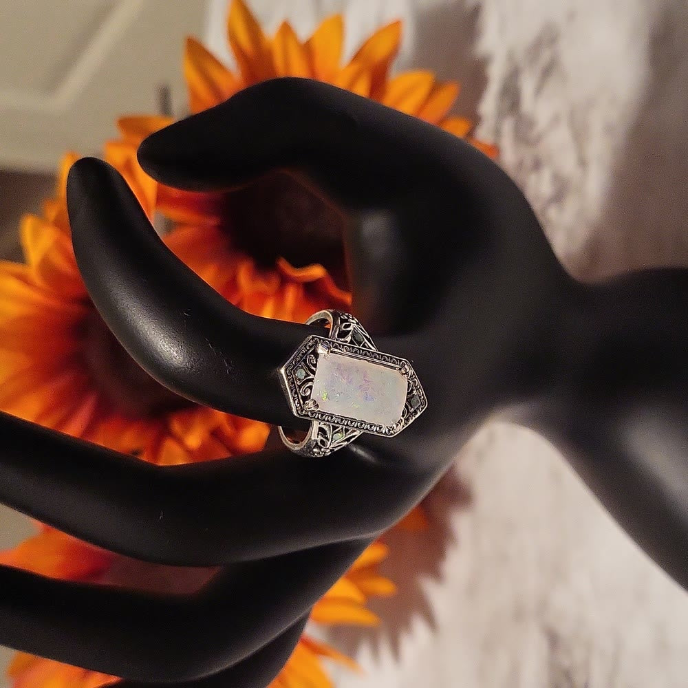 Anello in argento antico con opale bianco quadrato Olivenorma