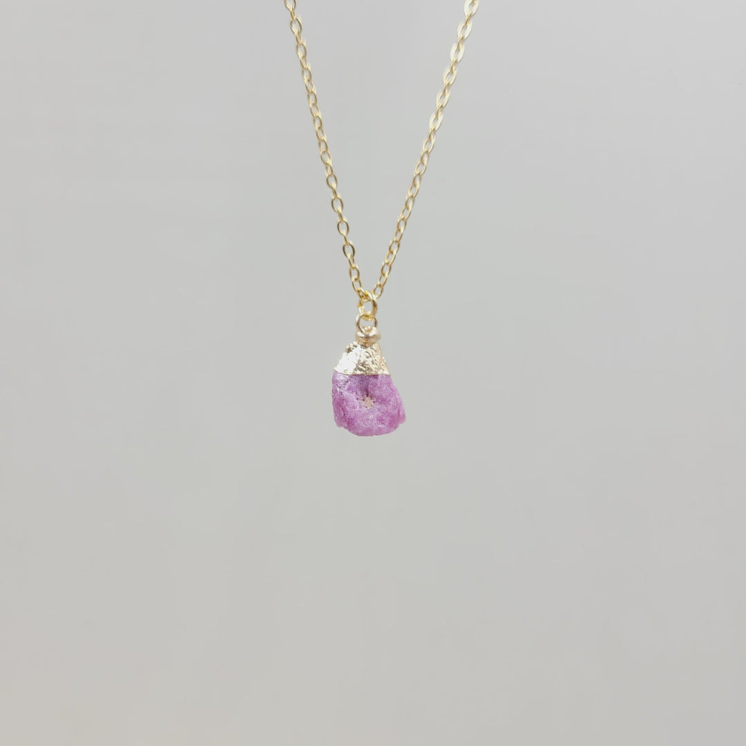 Collana con pietra preziosa grezza di cristallo irregolare Olivenorma 