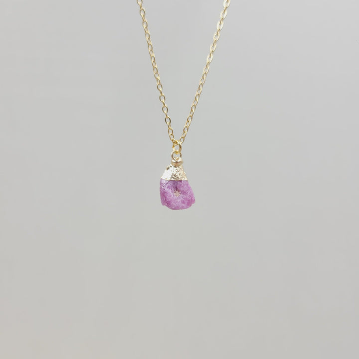 Collana con pietra preziosa grezza di cristallo irregolare Olivenorma 