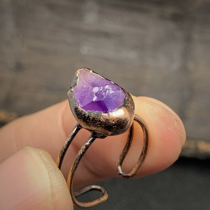 Anello regolabile Olivenorma con dodici pietre portafortuna in pietra grezza irregolare naturale 
