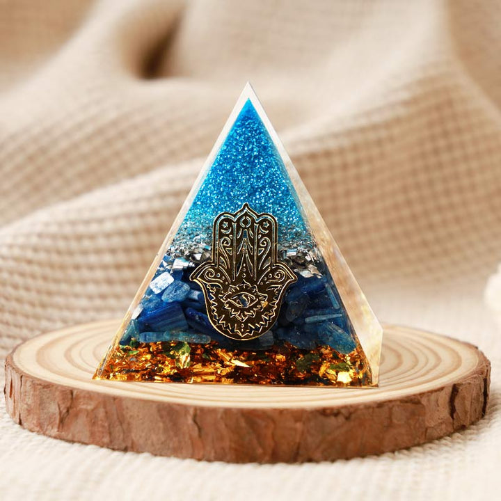 Piramide di cianite Olivenorma con protezione Hamsa Orgone 
