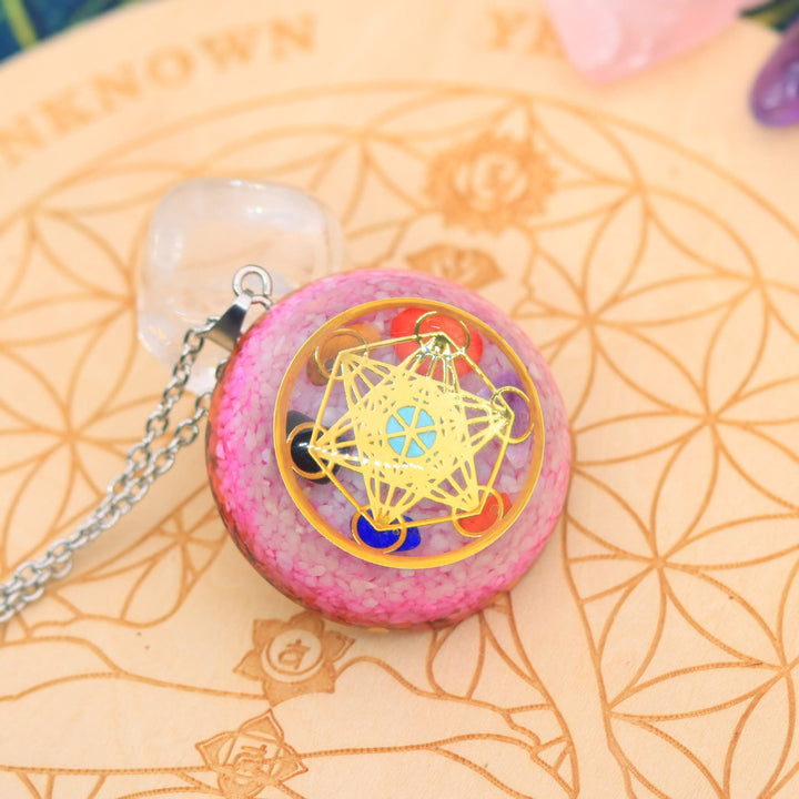 Collana con ciondolo in cristallo di ghiaia epossidica con cubo di Metatron di Olivenorma