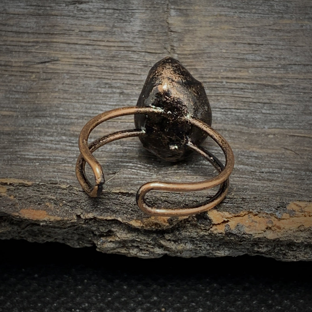 Anello regolabile Olivenorma con dodici pietre portafortuna in pietra grezza irregolare naturale 
