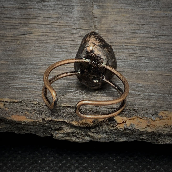 Anello regolabile Olivenorma con dodici pietre portafortuna in pietra grezza irregolare naturale 