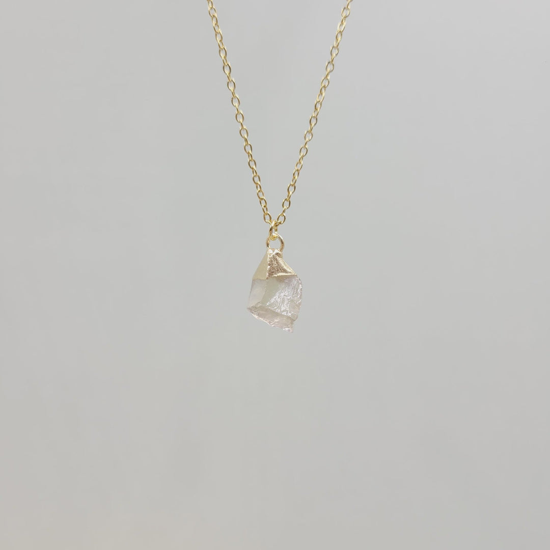 Collana con pietra preziosa grezza di cristallo irregolare Olivenorma 