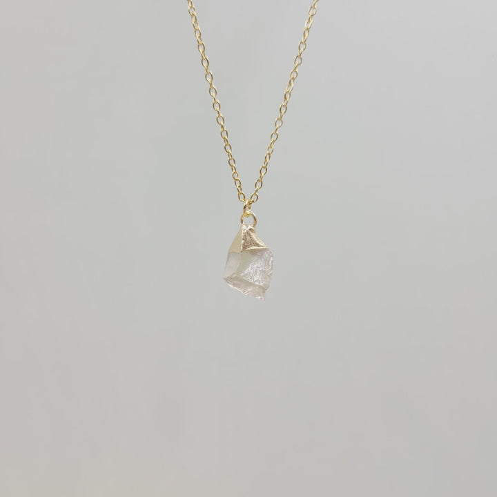 Collana con pietra preziosa grezza di cristallo irregolare Olivenorma 