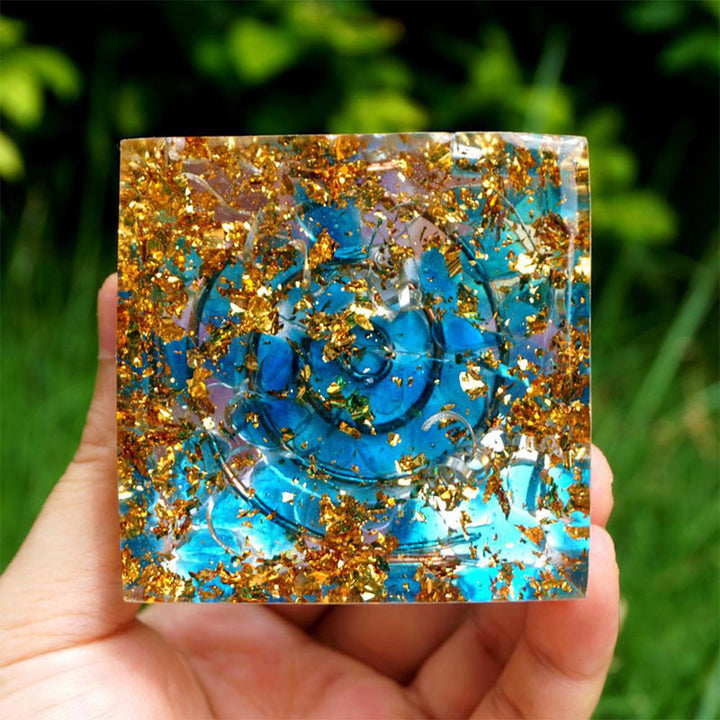 Sfera di cristallo di ametista Olivenorma con piramide di orgone di quarzo blu 