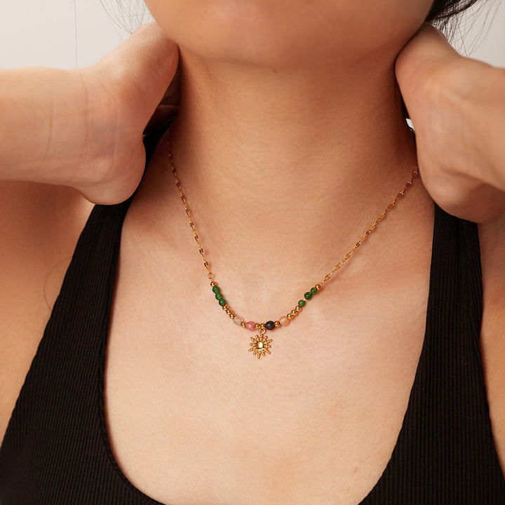 Collana con ciondolo in pietra del sole con labradorite e smeraldo Olivenorma