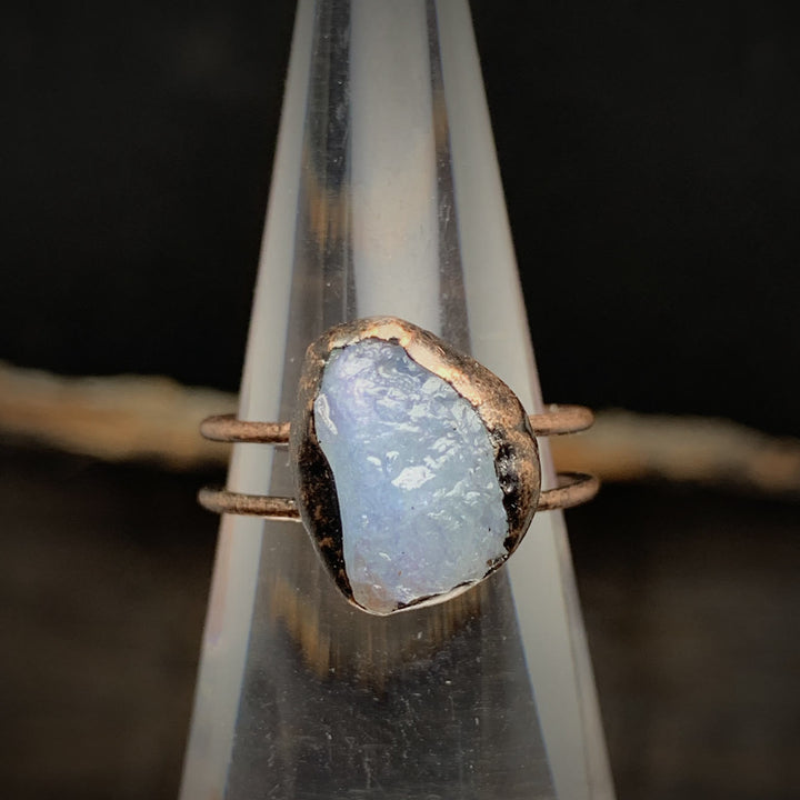 Anello regolabile Olivenorma con dodici pietre portafortuna in pietra grezza irregolare naturale 