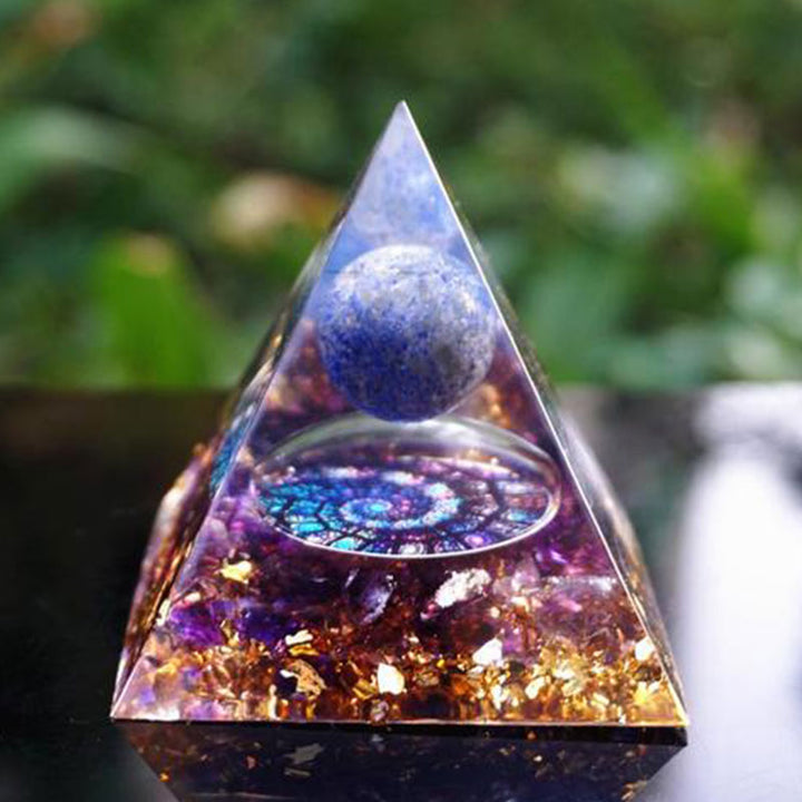 Sfera di lapislazzuli Olivenorma con piramide di orgone di ametista 