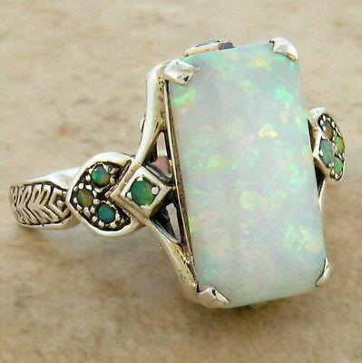 Anello in argento antico con opale bianco quadrato Olivenorma