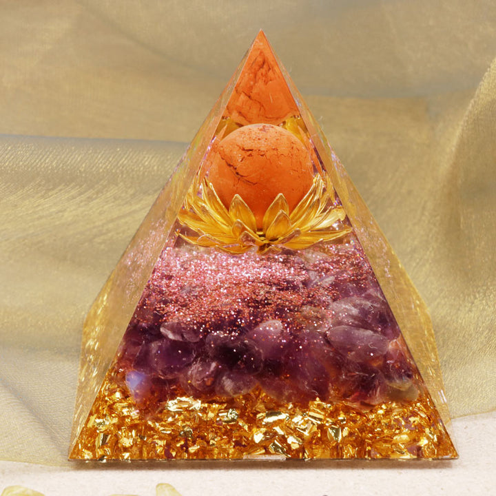 Sfera di pietra solare Olivenorma con piramide di orgone in ametista