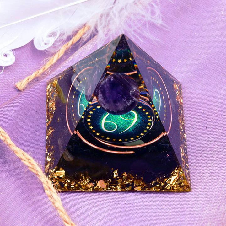 Sfera di ametista Olivenorma con piramide di orgone dello zodiaco Cancro in ossidiana 