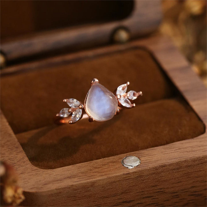 Anello in oro rosa a forma di goccia con zircone bianco e pietra di luna Olivenorma 