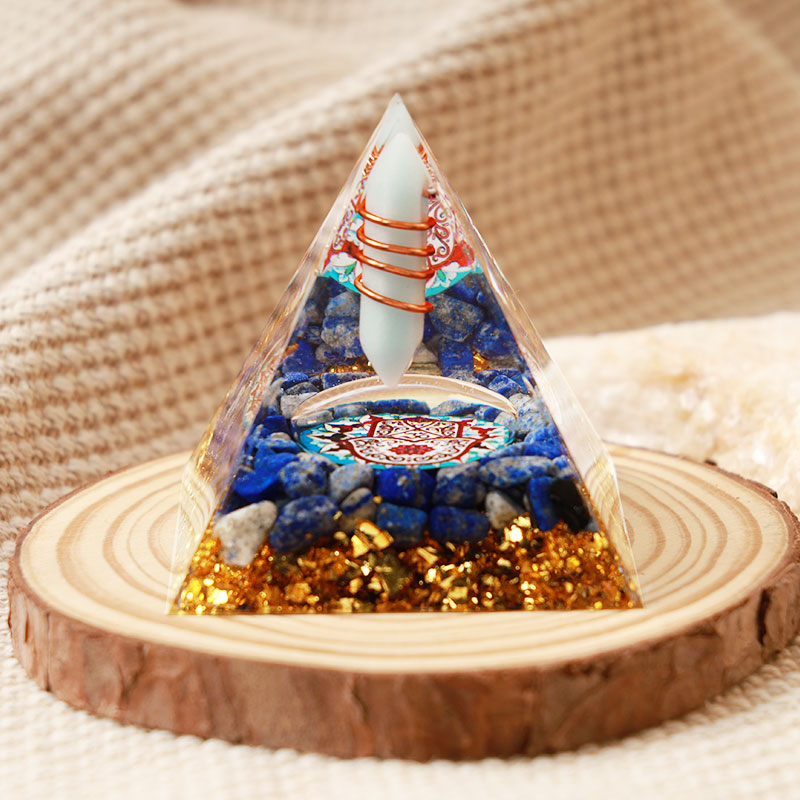 Colonna di acquamarina Olivenorma con piramide di orgone Hamsa in lapislazzuli 