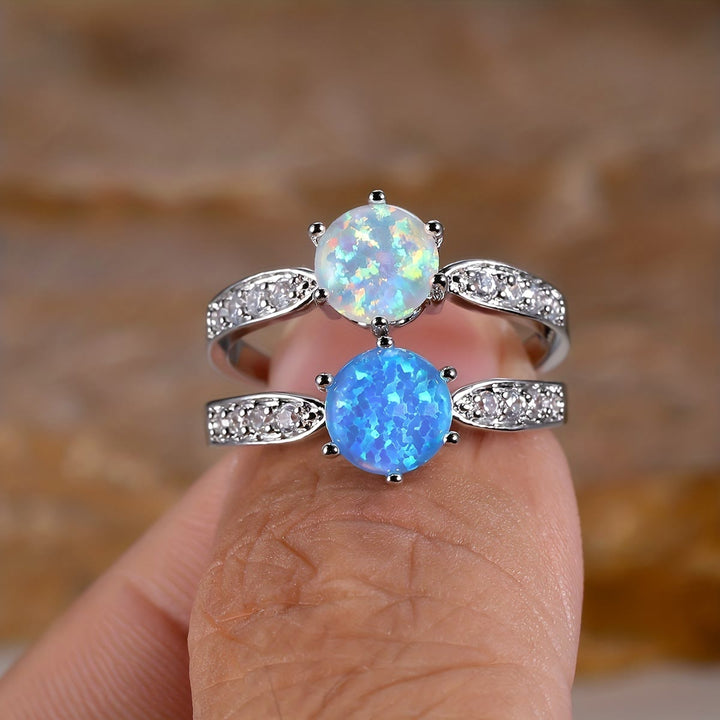 Anello Olivenorma con fascia a sei griffe e bordo in opale rotondo