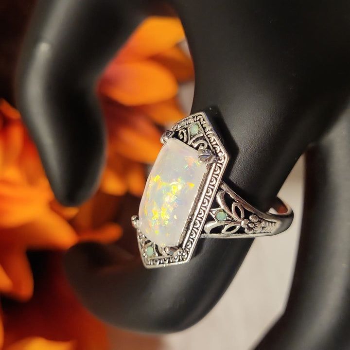 Anello in argento antico con opale bianco quadrato Olivenorma