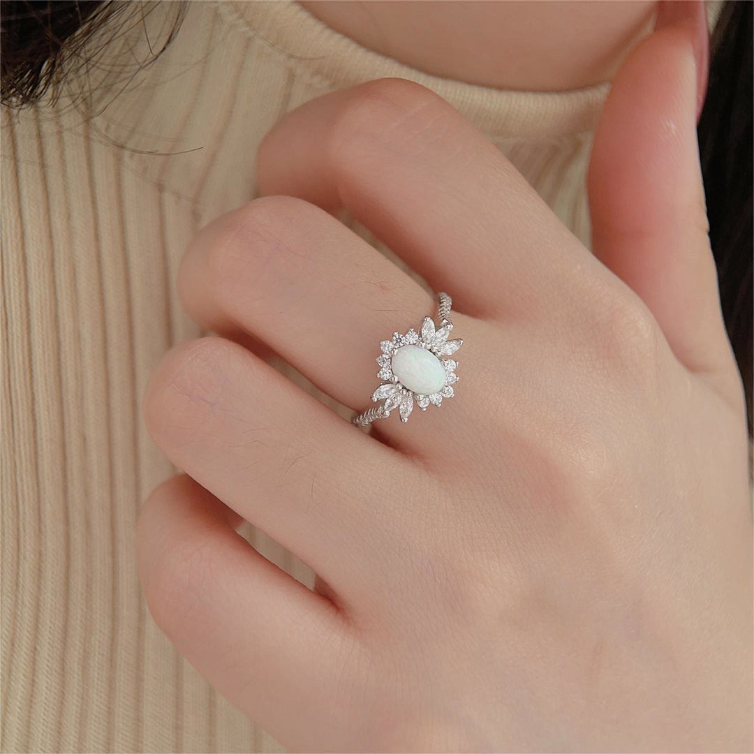 Anello Olivenorma in argento 925 con design a girasole bianco e blu opale 