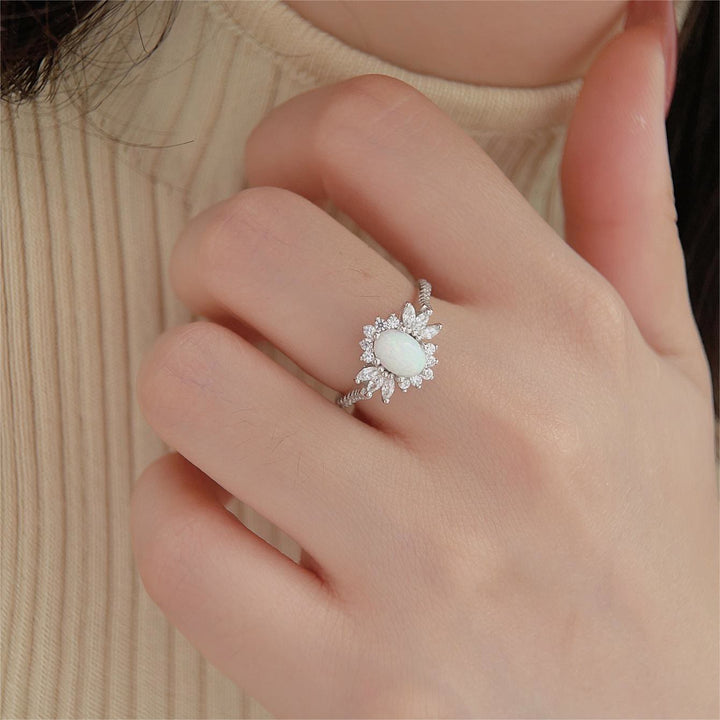 Anello Olivenorma in argento 925 con design a girasole bianco e blu opale 