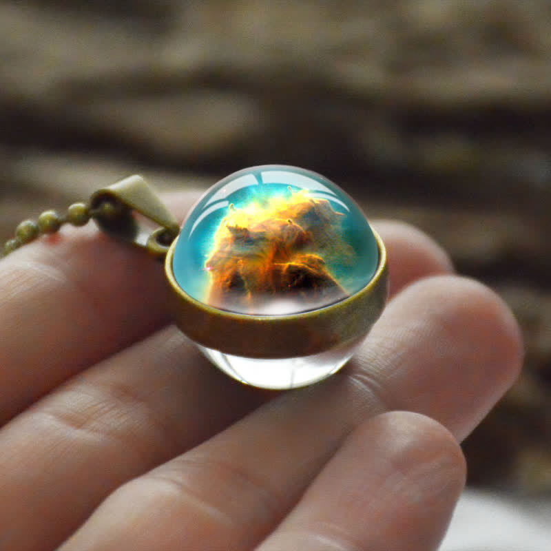 Collana colorata con palla di vetro tridimensionale