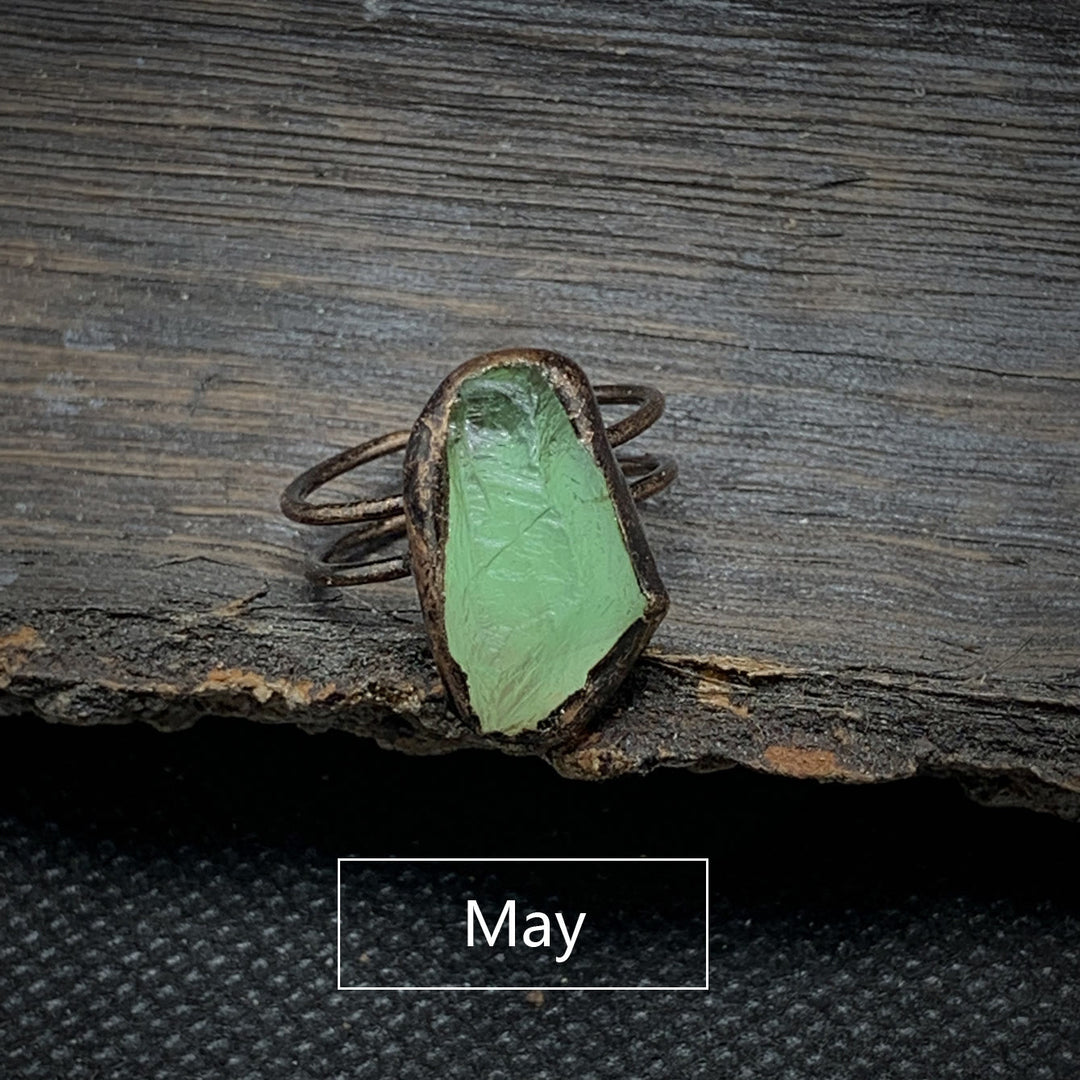 Anello regolabile Olivenorma con dodici pietre portafortuna in pietra grezza irregolare naturale 