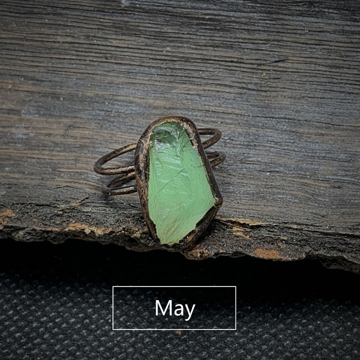 Anello regolabile Olivenorma con dodici pietre portafortuna in pietra grezza irregolare naturale 