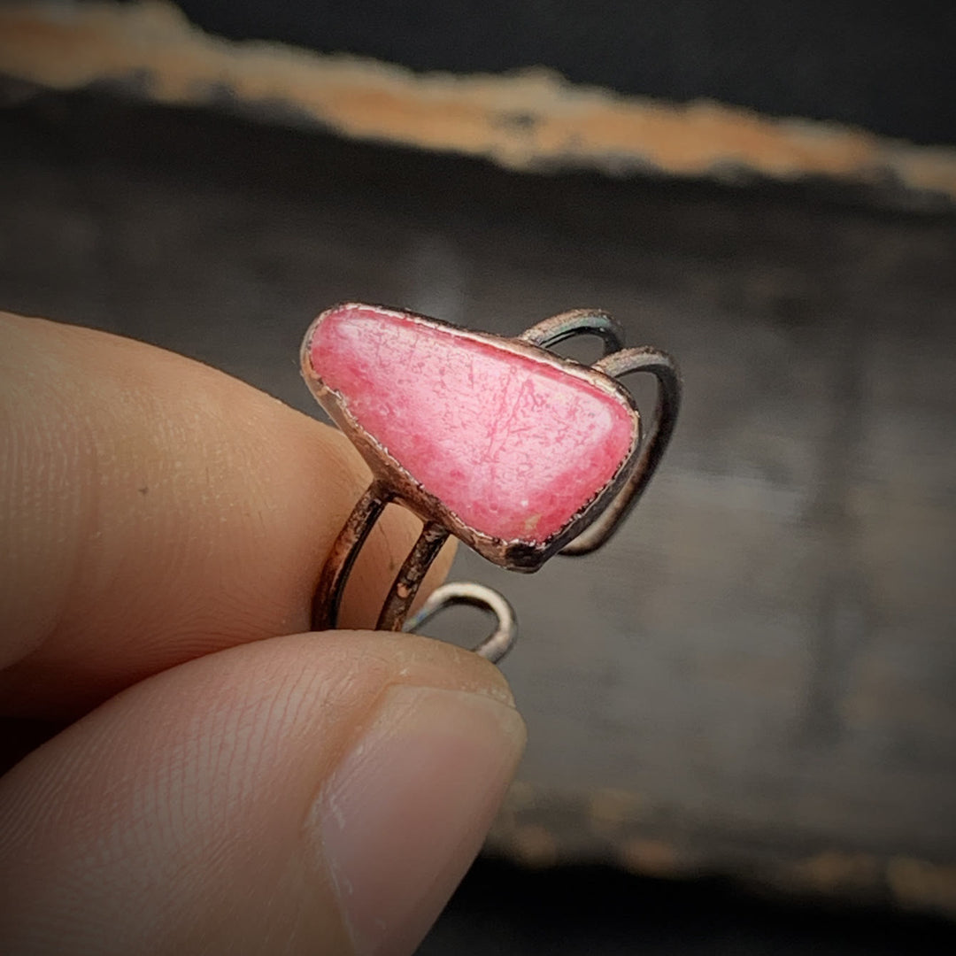 Anello regolabile Olivenorma con dodici pietre portafortuna in pietra grezza irregolare naturale 