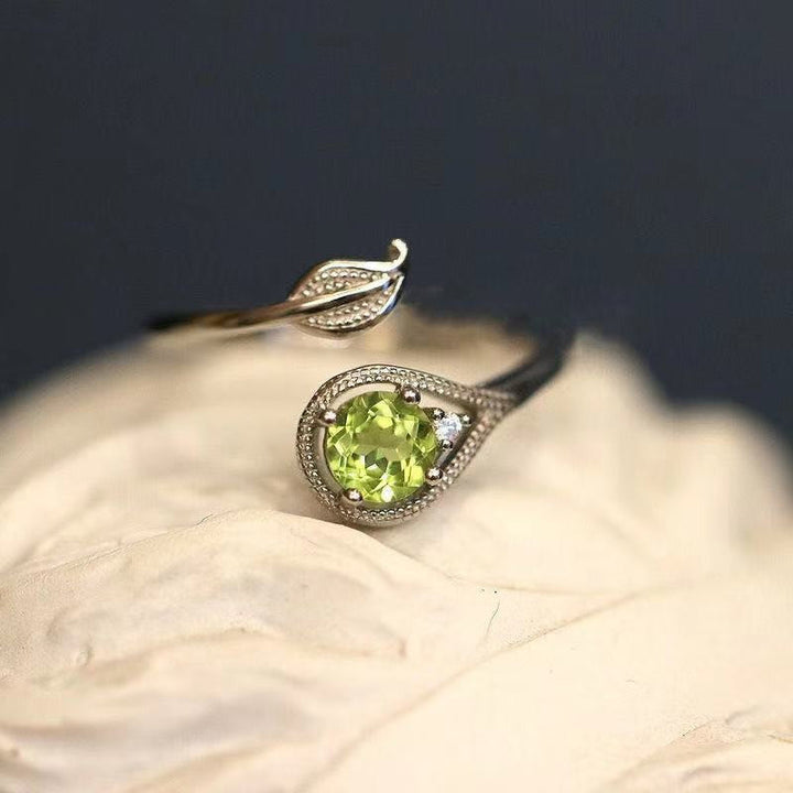 Anello Olivenorma Vintage con foglia di peridoto delicato