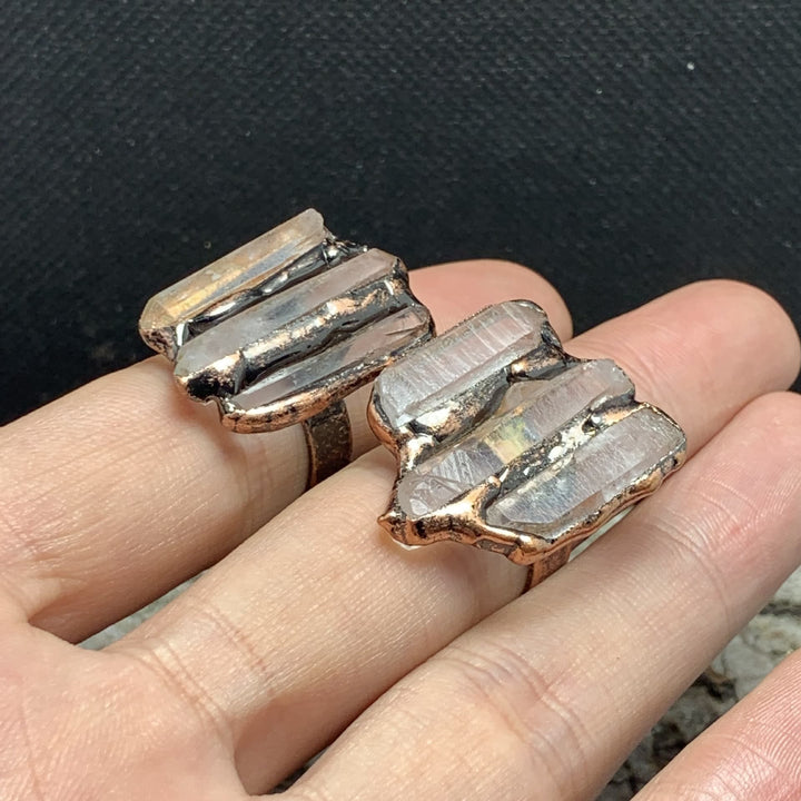 Anello regolabile con combinazione tripla irregolare in quarzo ialino naturale Olivenorma