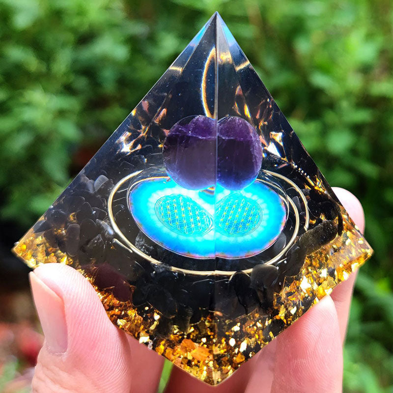 Sfera di cristallo di ametista Olivenorma con piramide di orgone di ossidiana 
