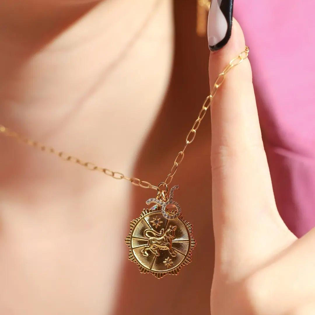 Collana con rune dello zodiaco e opale lunare Olivenorma