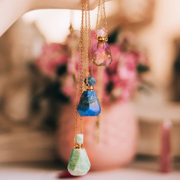 Collana con bottiglia di profumo di cristallo