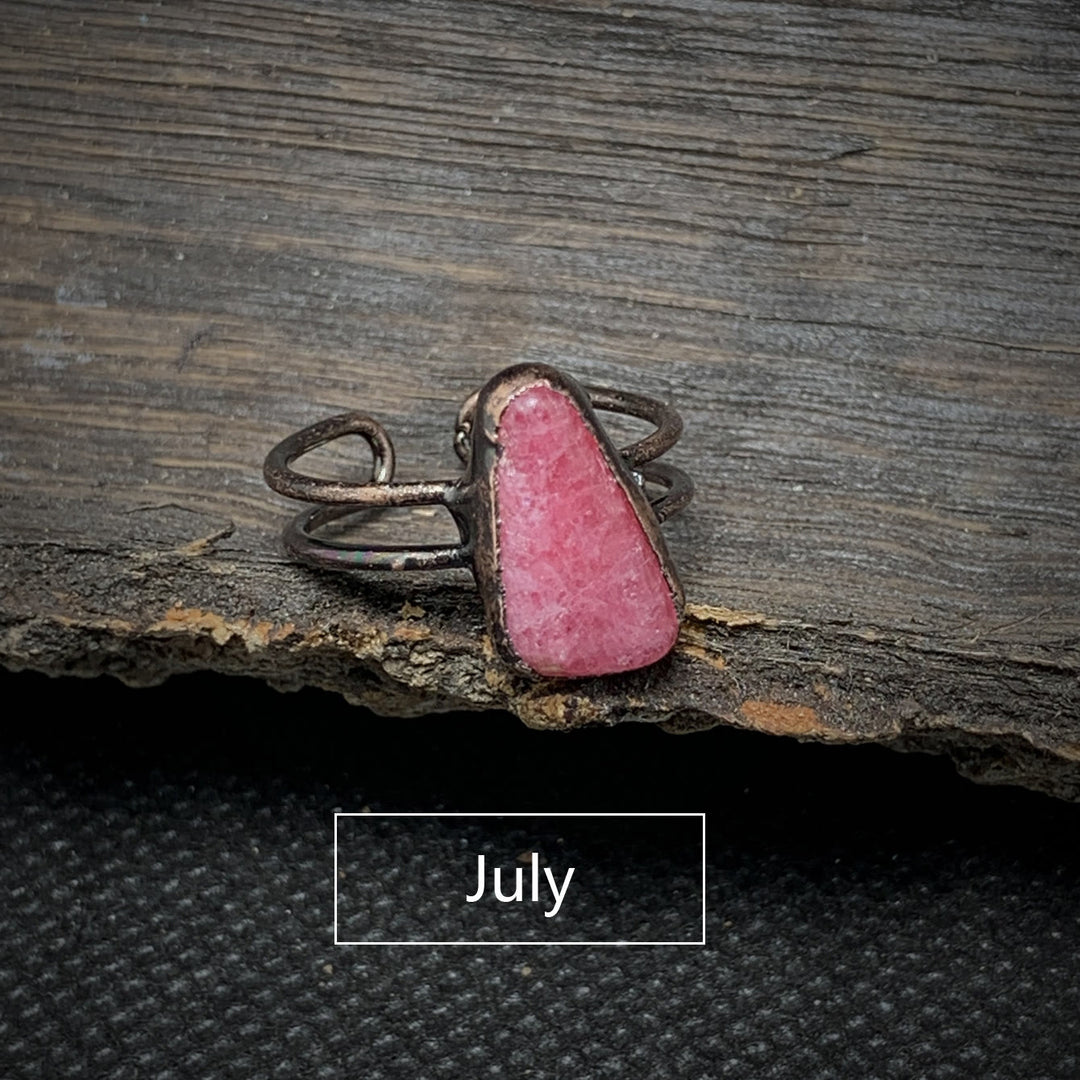 Anello regolabile Olivenorma con dodici pietre portafortuna in pietra grezza irregolare naturale 