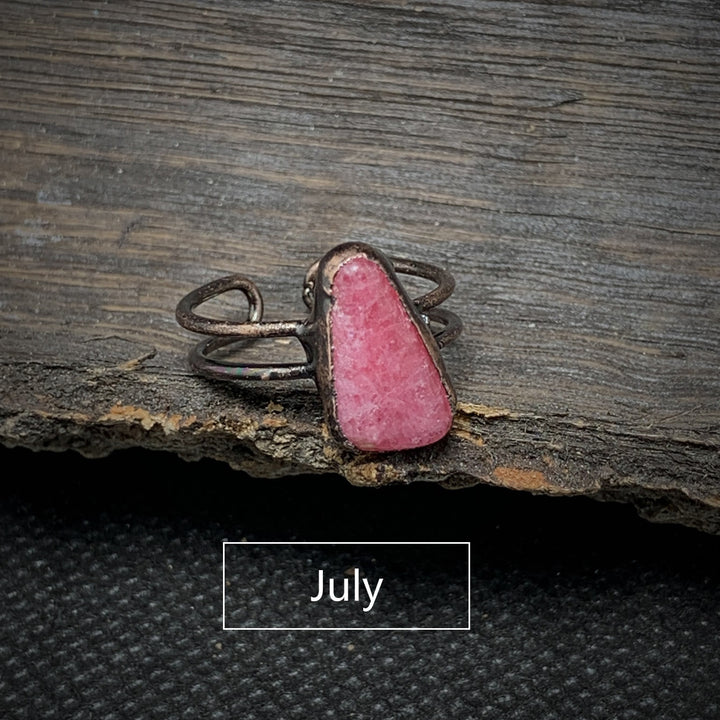 Anello regolabile Olivenorma con dodici pietre portafortuna in pietra grezza irregolare naturale 