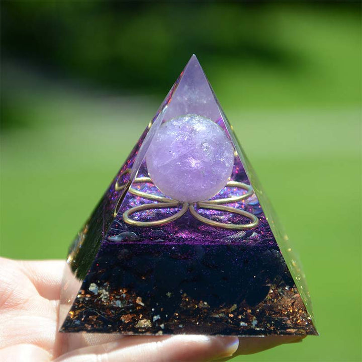 Sfera di ametista Olivenorma con piramide di orgone di ossidiana 
