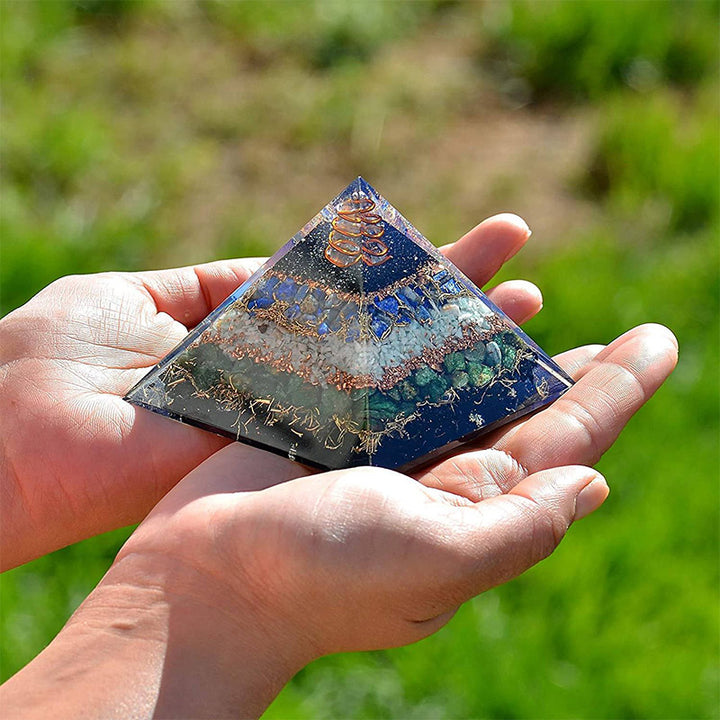 Olivenorma mazonite con piramide di orgone di giada verde 