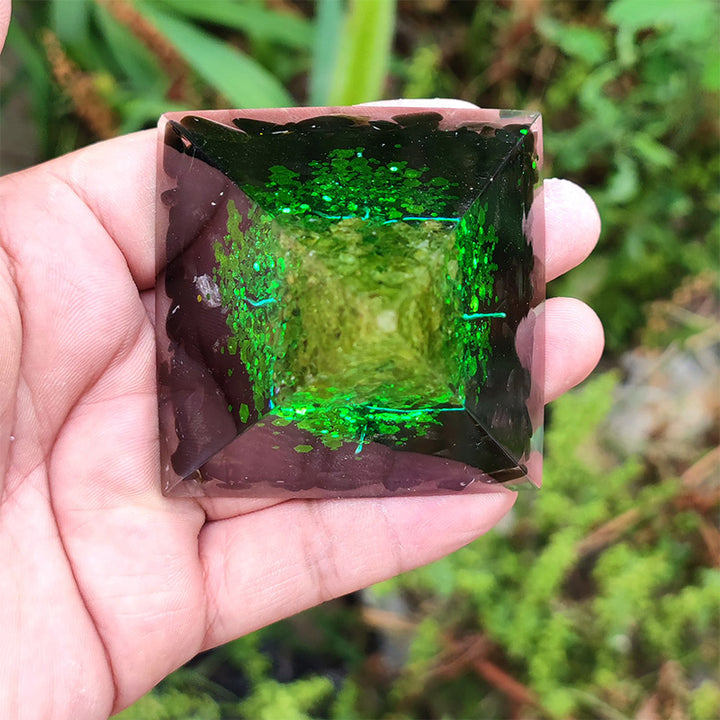 Piramide di orgone portafortuna in ossidiana Olivenorma con peridoto