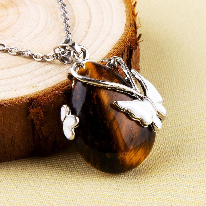 Collana con pietre preziose e ali di farfalla in cristallo