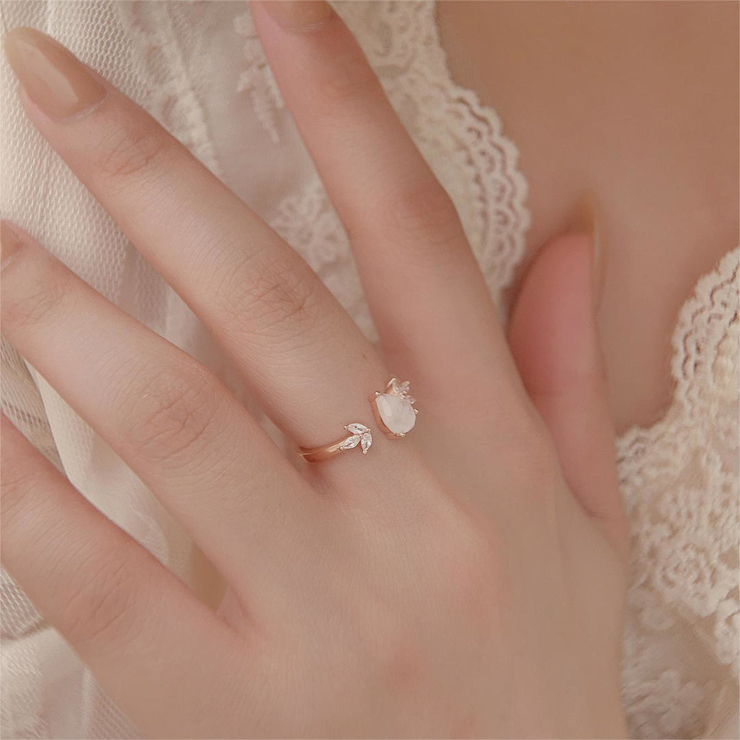 Anello regolabile Olivenorma con foglia di zircone bianco e pietra di luna sfaccettata