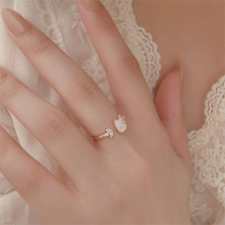 Anello regolabile Olivenorma con foglia di zircone bianco e pietra di luna sfaccettata
