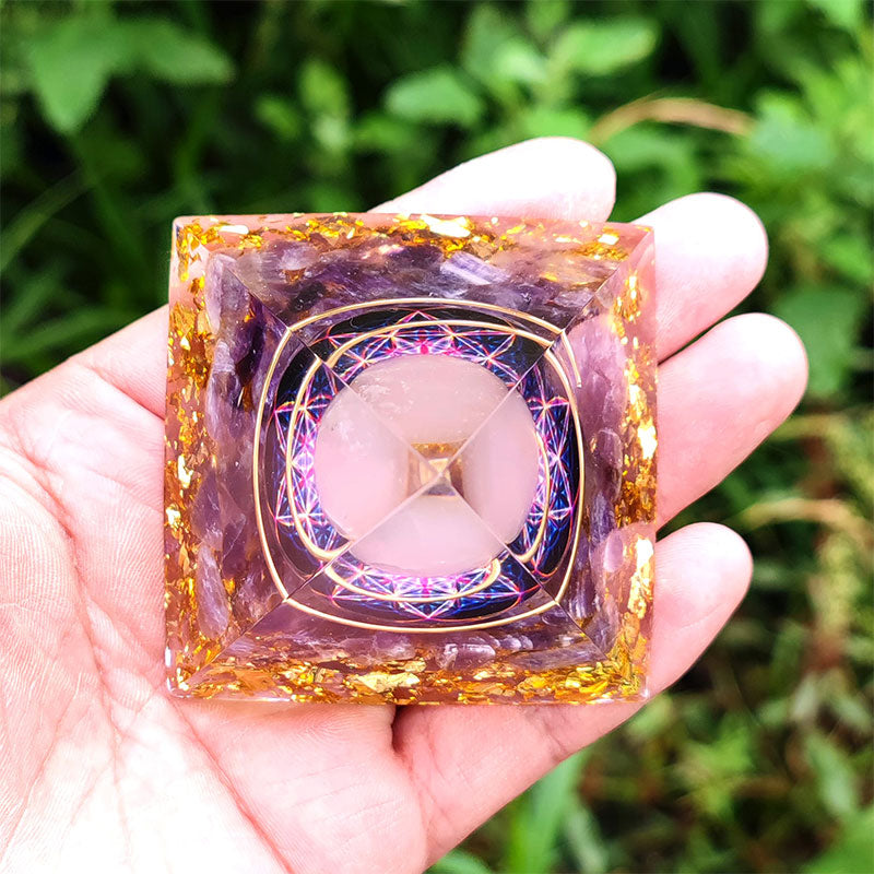 Piramide di Orgone in Ametista Olivenorma con Quarzo Rosa 