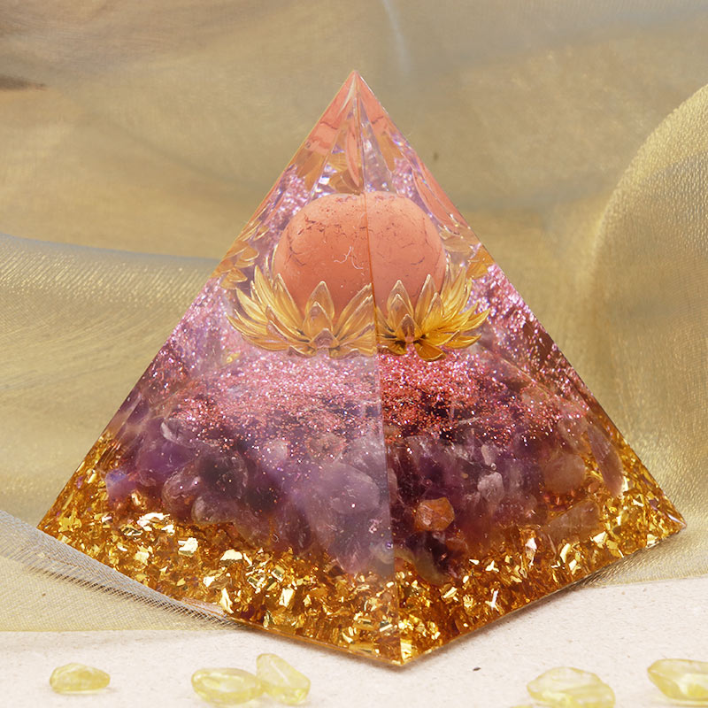 Sfera di pietra solare Olivenorma con piramide di orgone in ametista