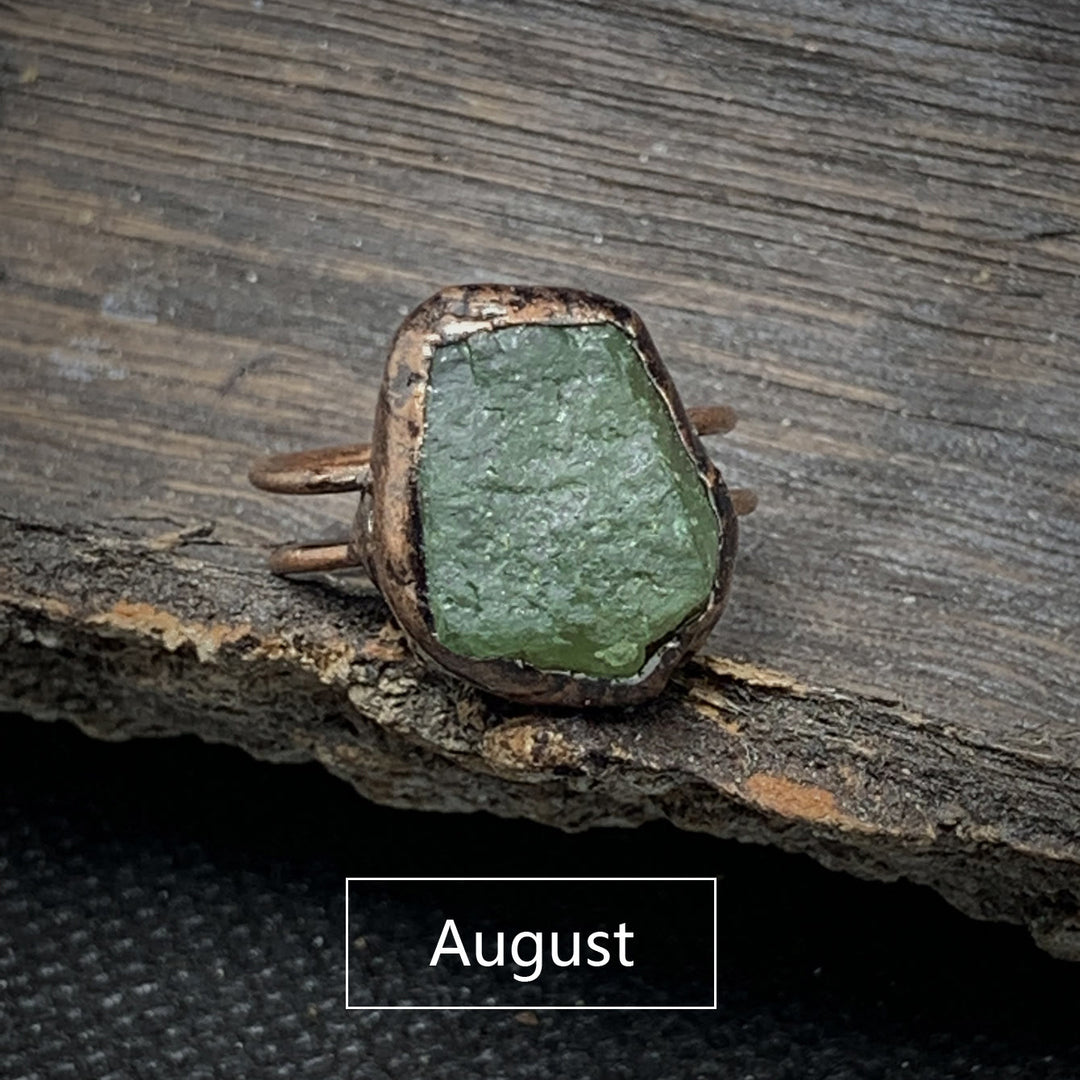 Anello regolabile Olivenorma con dodici pietre portafortuna in pietra grezza irregolare naturale 