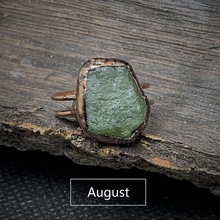 Anello regolabile Olivenorma con dodici pietre portafortuna in pietra grezza irregolare naturale 